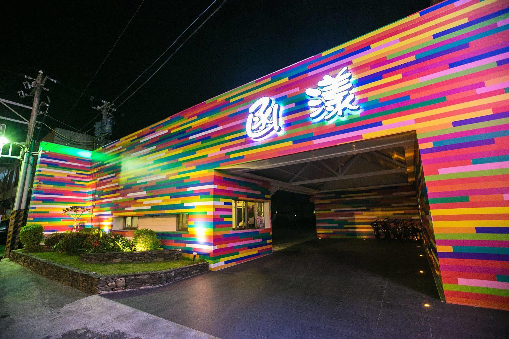 Young Motel Taitung Bagian luar foto
