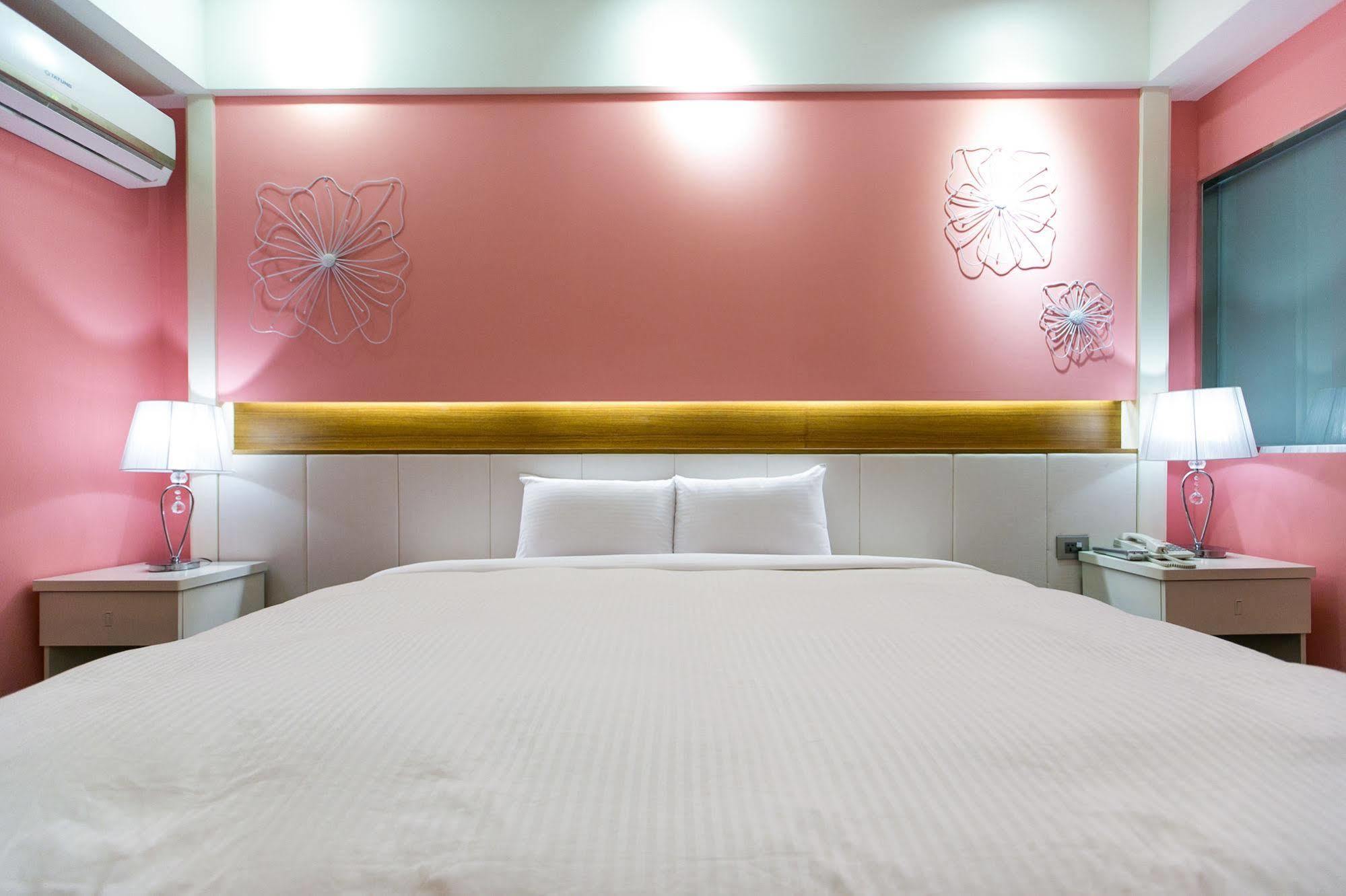 Young Motel Taitung Bagian luar foto