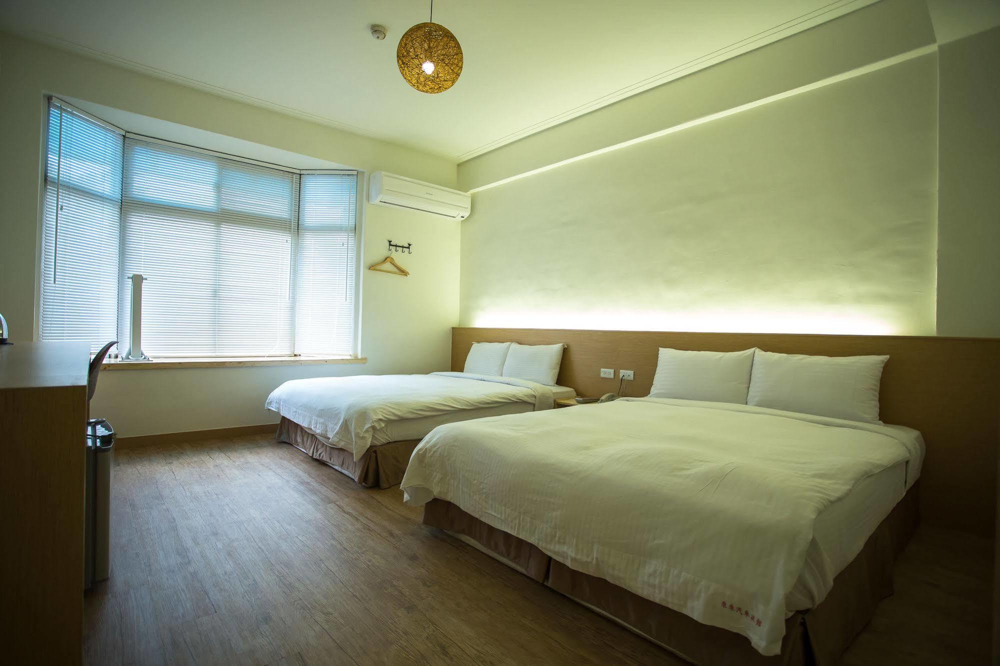 Young Motel Taitung Bagian luar foto
